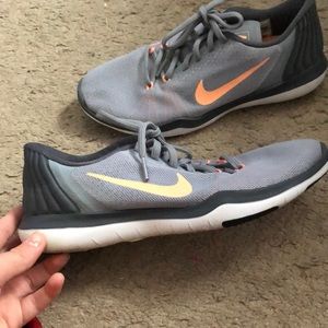 Woman’s size 7 gray Nike tennis shoes